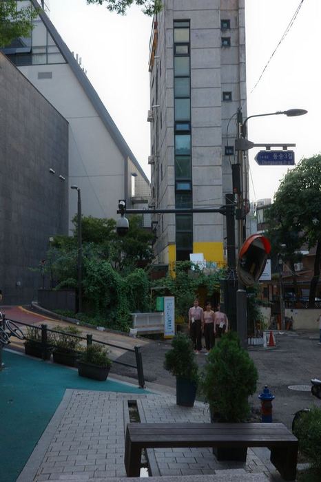 Performers moving through the Dongsoong-dong route during Round 01
