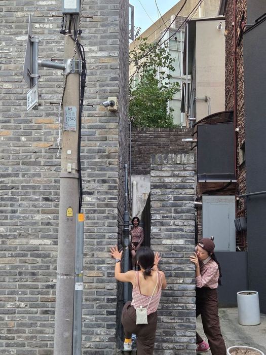 Performers and audience occupying a narrow opening during Round 02