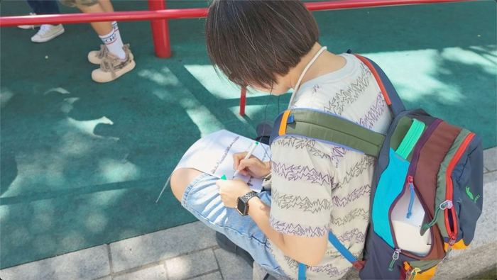 Participant drawing independently during Round 03