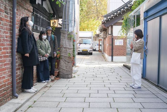 A guided stop in a Seochon alley