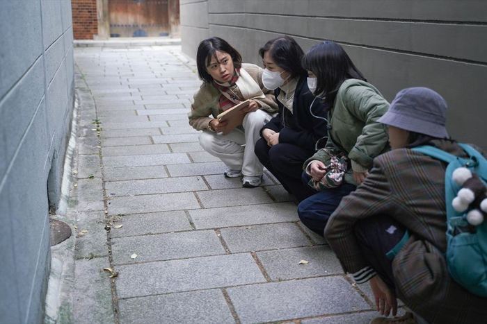 Participants documenting an urban detail