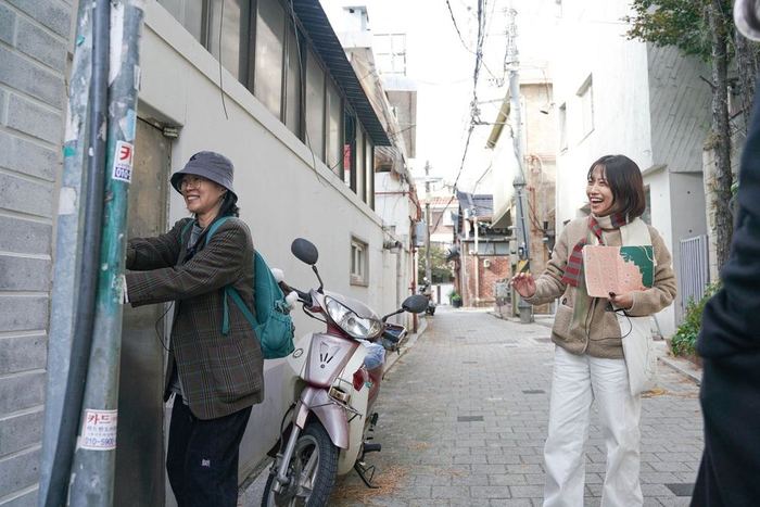 The guided expedition moving through Seochon