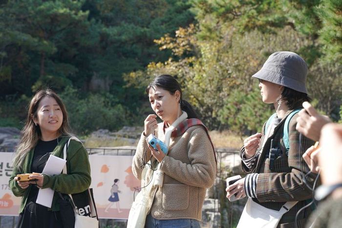Participants comparing discoveries